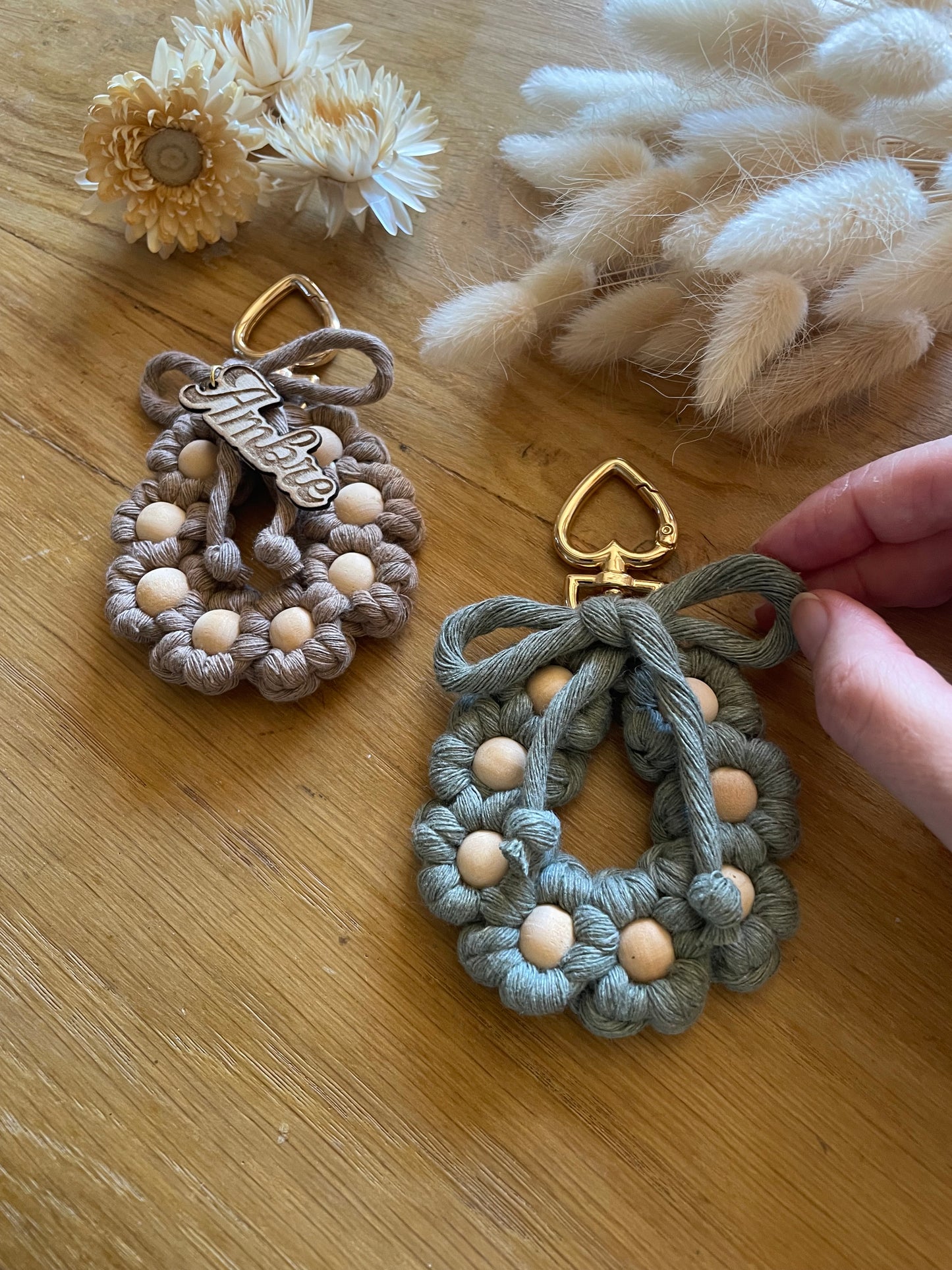 Porte-clé / bijou de sac couronne de fleurs en macramé personnalisable