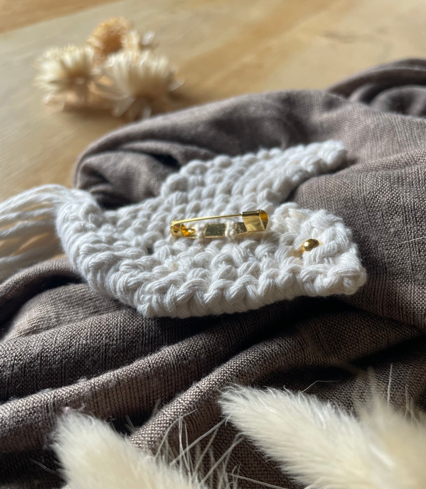 Broche artisanale tissée en macramé | Oiseau