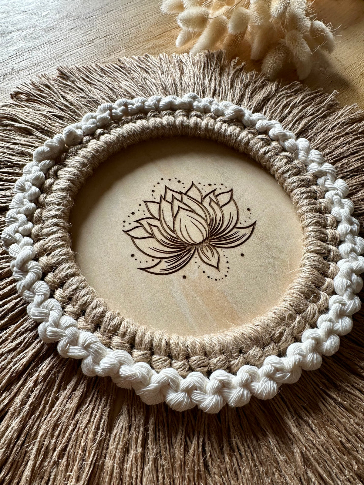 Décoration Murale « Ananda » en Macramé & Bois Gravé - (32 cm)