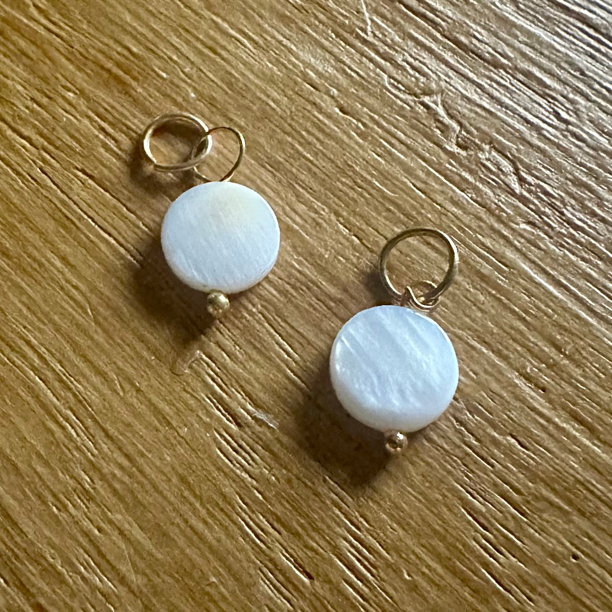 Pendentif en nacre et finitions dorées