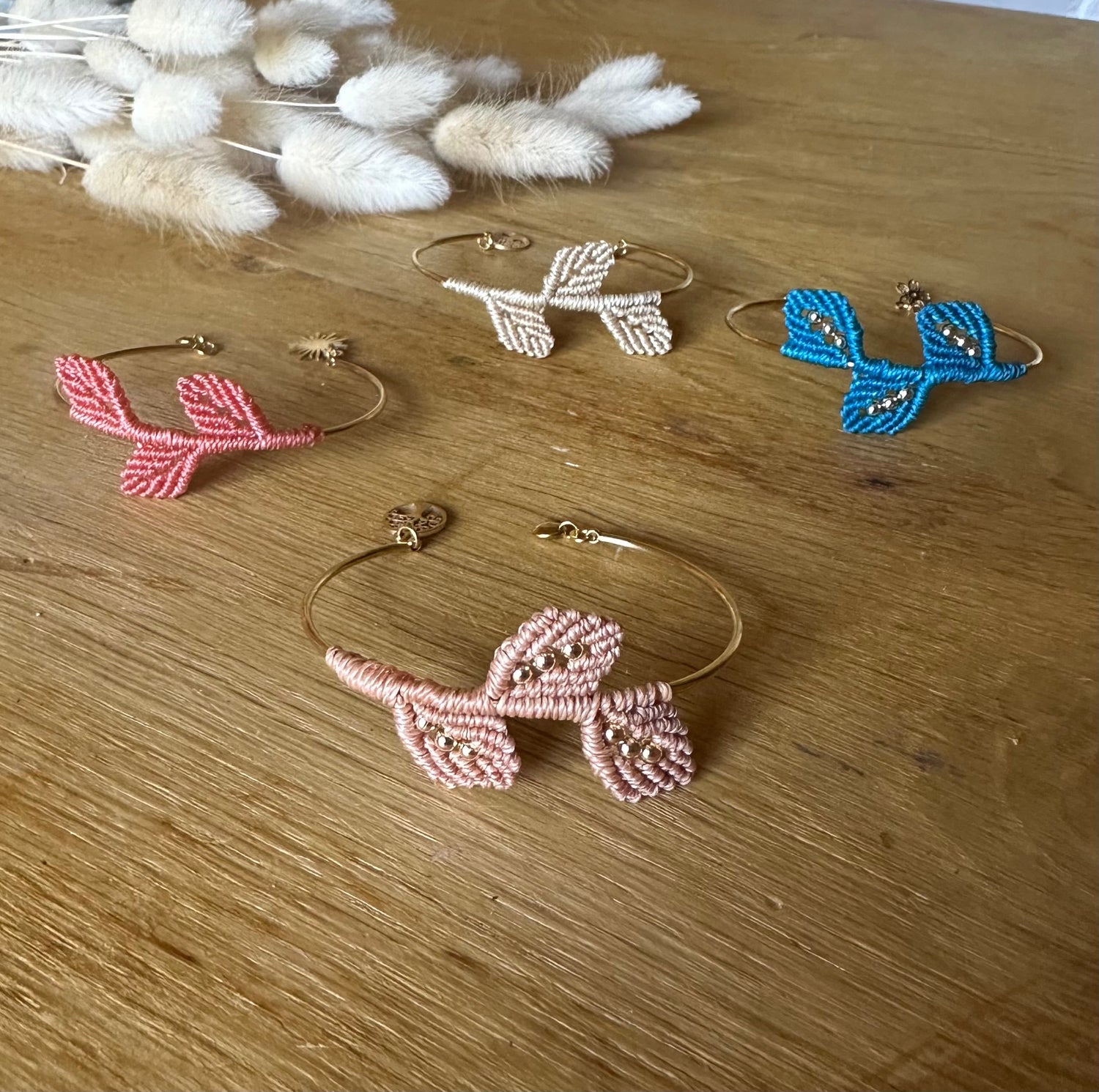 Collection Brins de Nature : Bijoux artisanaux faits main avec bracelets joncs en acier inoxydable et tissage trois feuilles en micromacramé perlé.