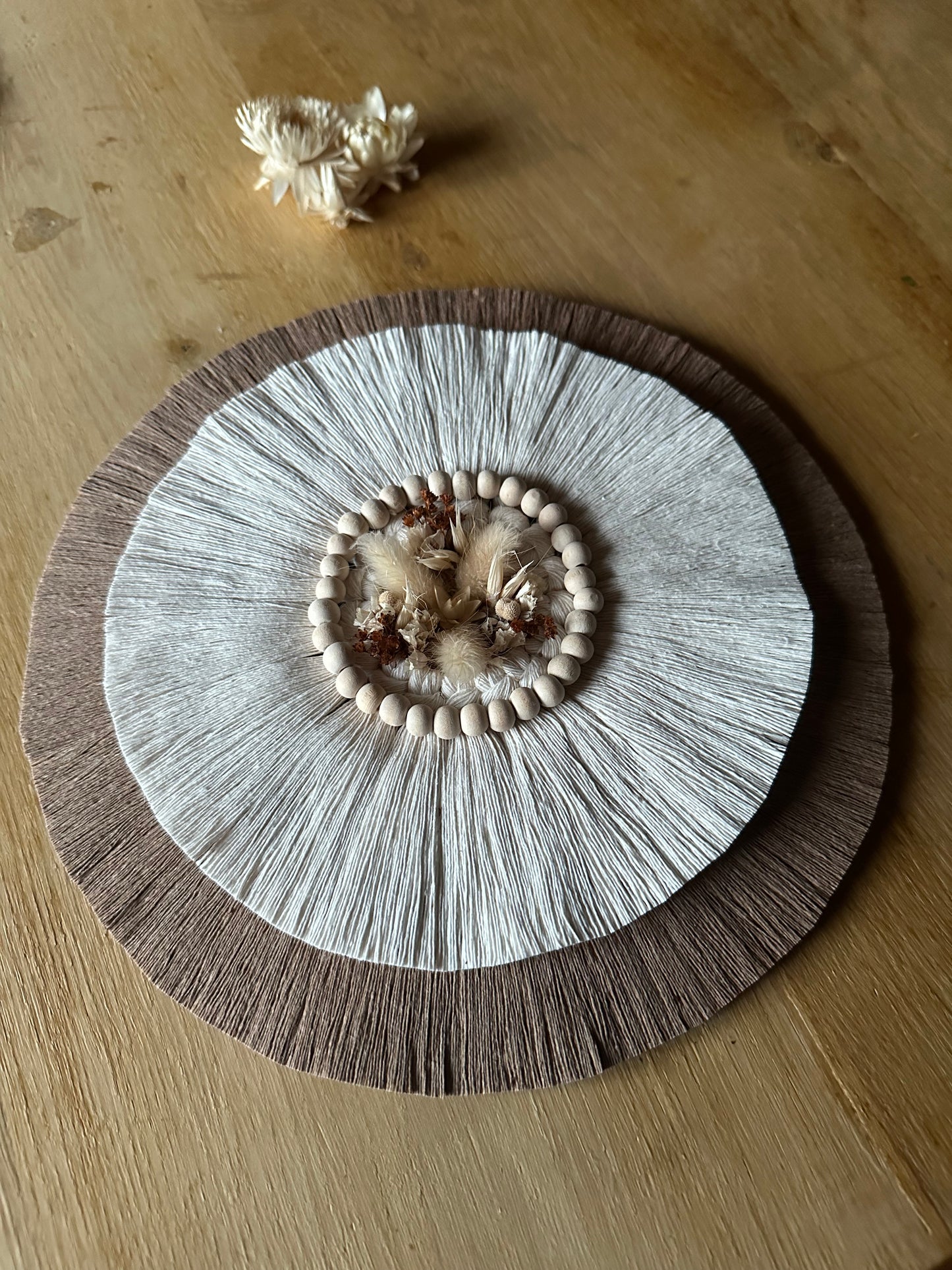 Décoration murale Janaë | macramé et fleurs séchées