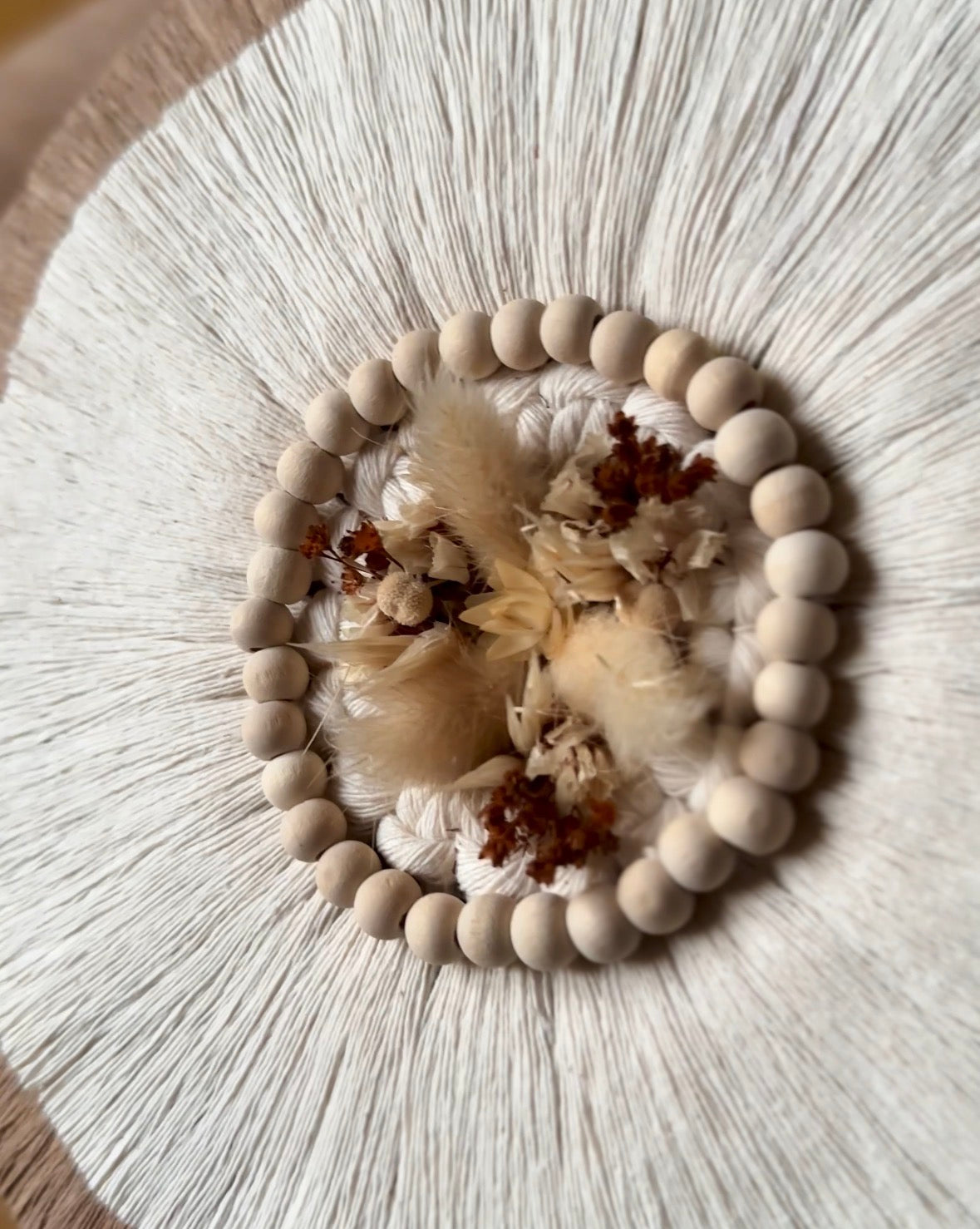 Décoration murale Janaë | macramé et fleurs séchées