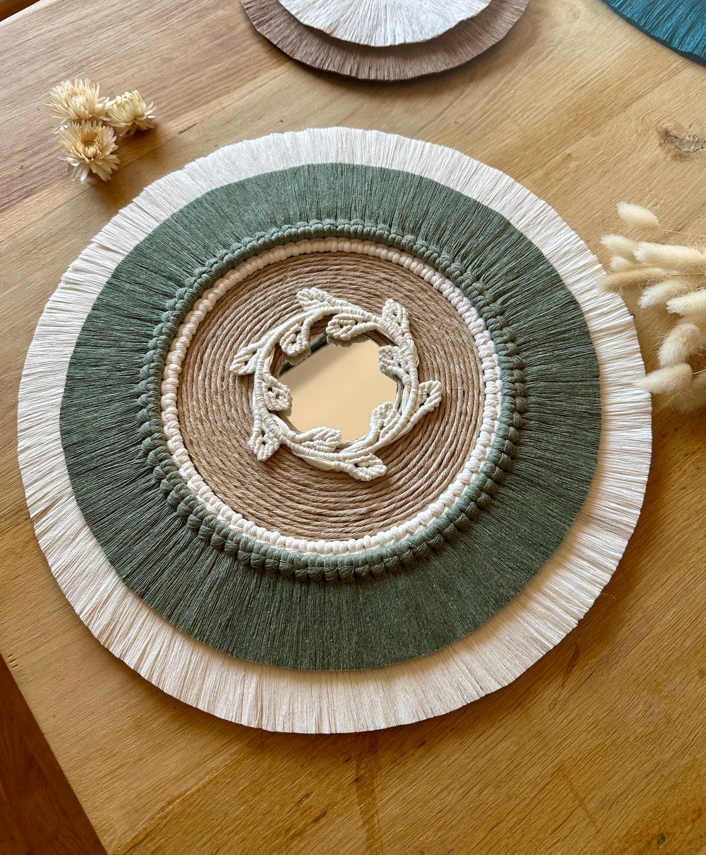 Décoration murale artisanale Tilia | macramé et jute | 40 cm
