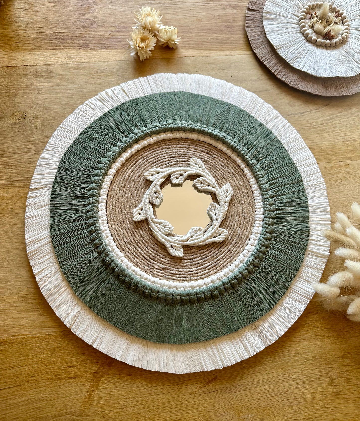 Décoration murale artisanale Tilia | macramé et jute | 40 cm