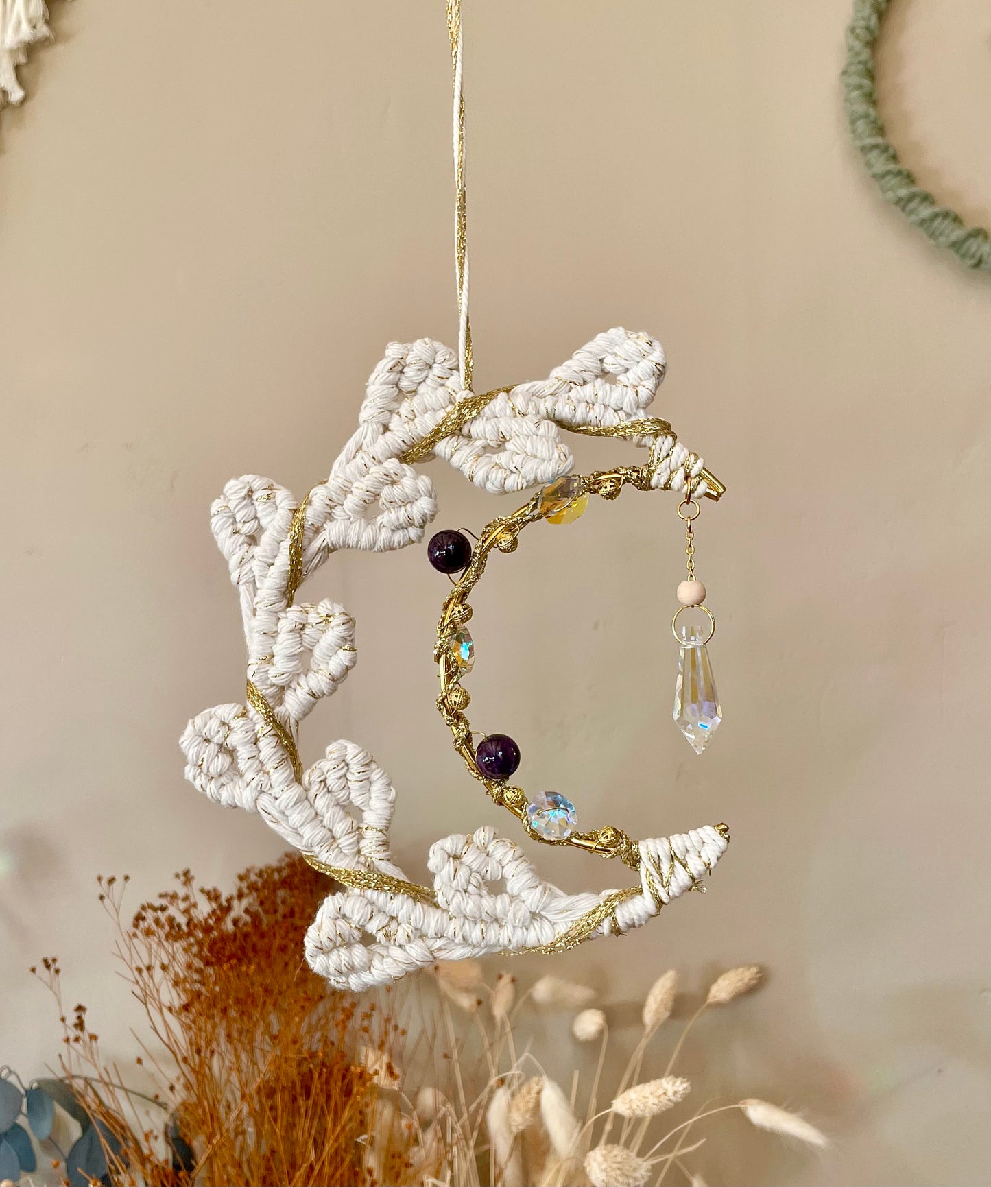 Attrape-soleil / suncatcher artisanal Lune enchantée en macramé et pierres naturelles