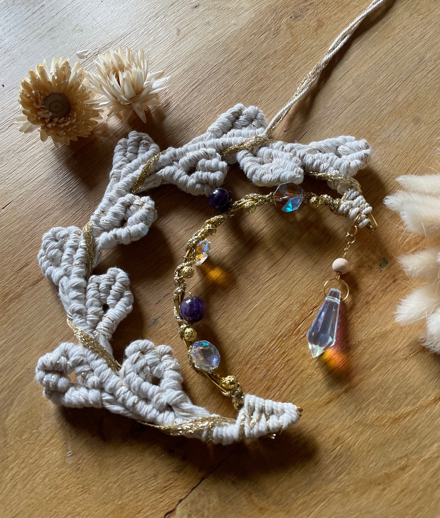 Attrape-soleil / suncatcher artisanal Lune enchantée en macramé et pierres naturelles