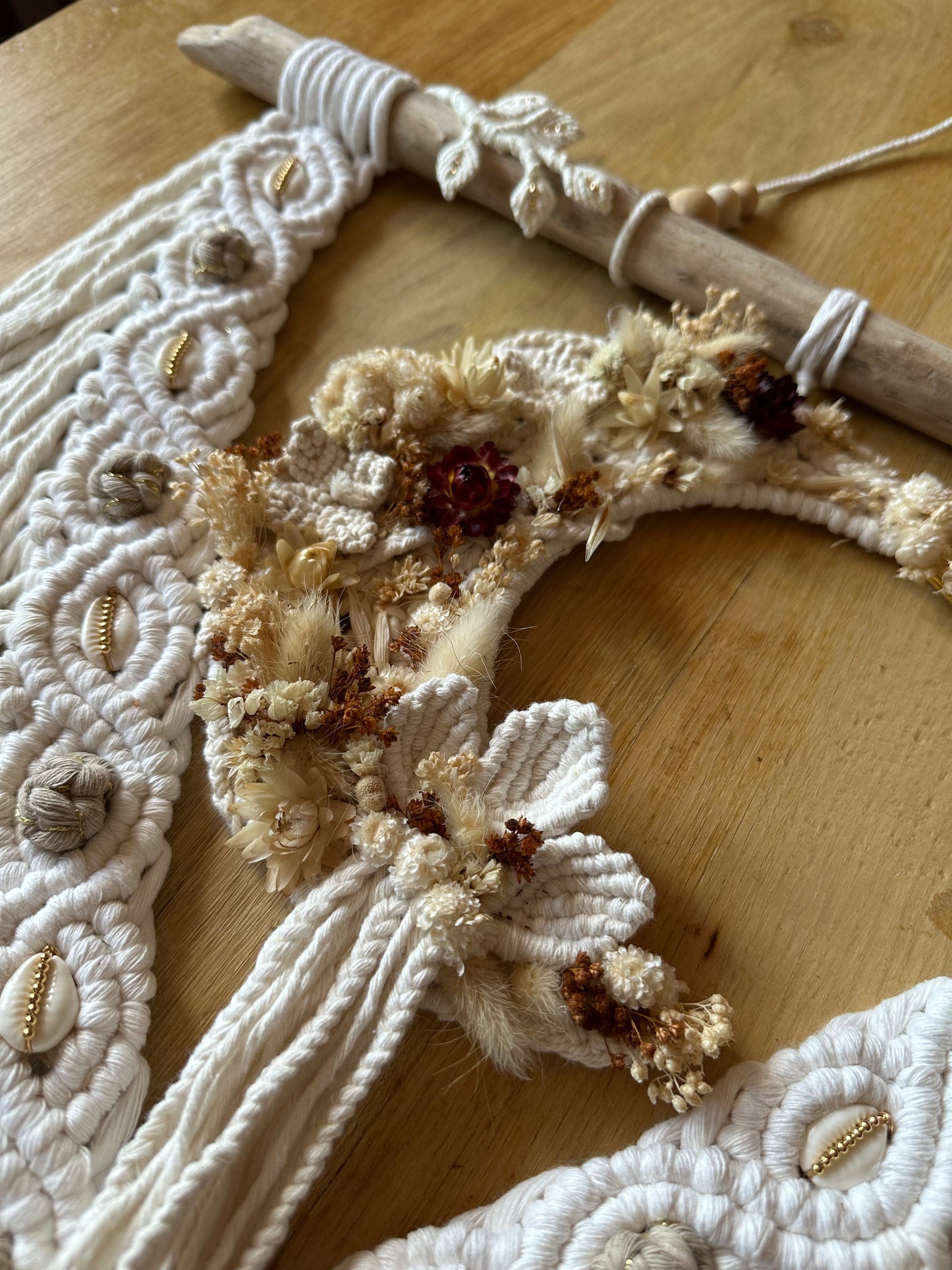 Tissage d’art artisanal Sawan mural | macramé fleurs cauris
