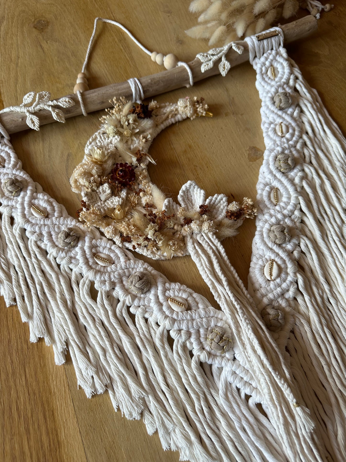 Tissage d’art artisanal Sawan mural | macramé fleurs cauris