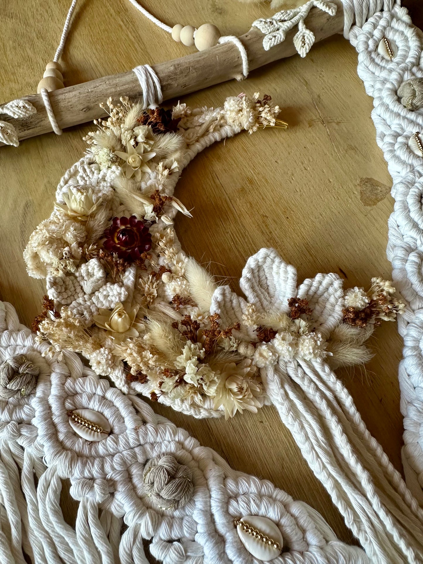 Tissage d’art artisanal Sawan mural | macramé fleurs cauris