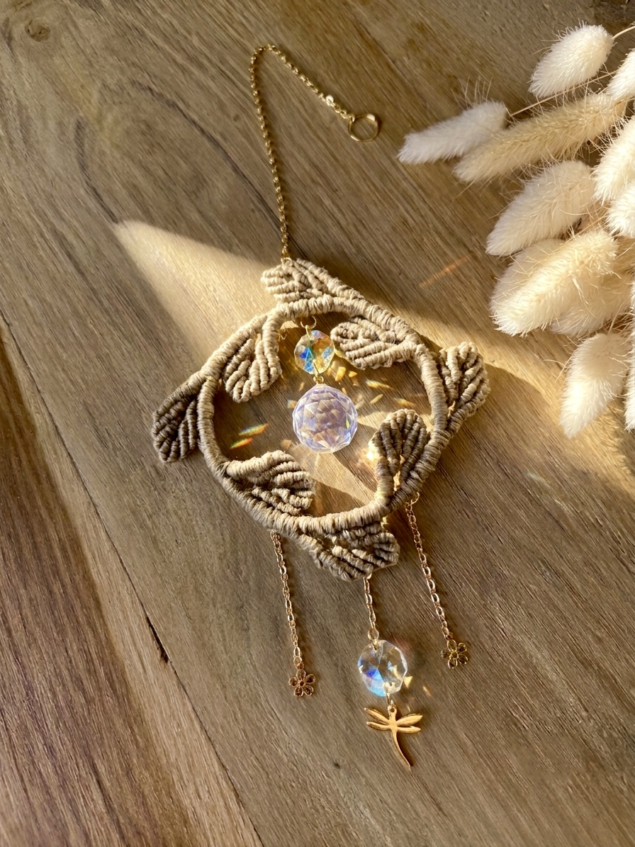 Attrape-soleil Solio | macramé et perles en verre facettées