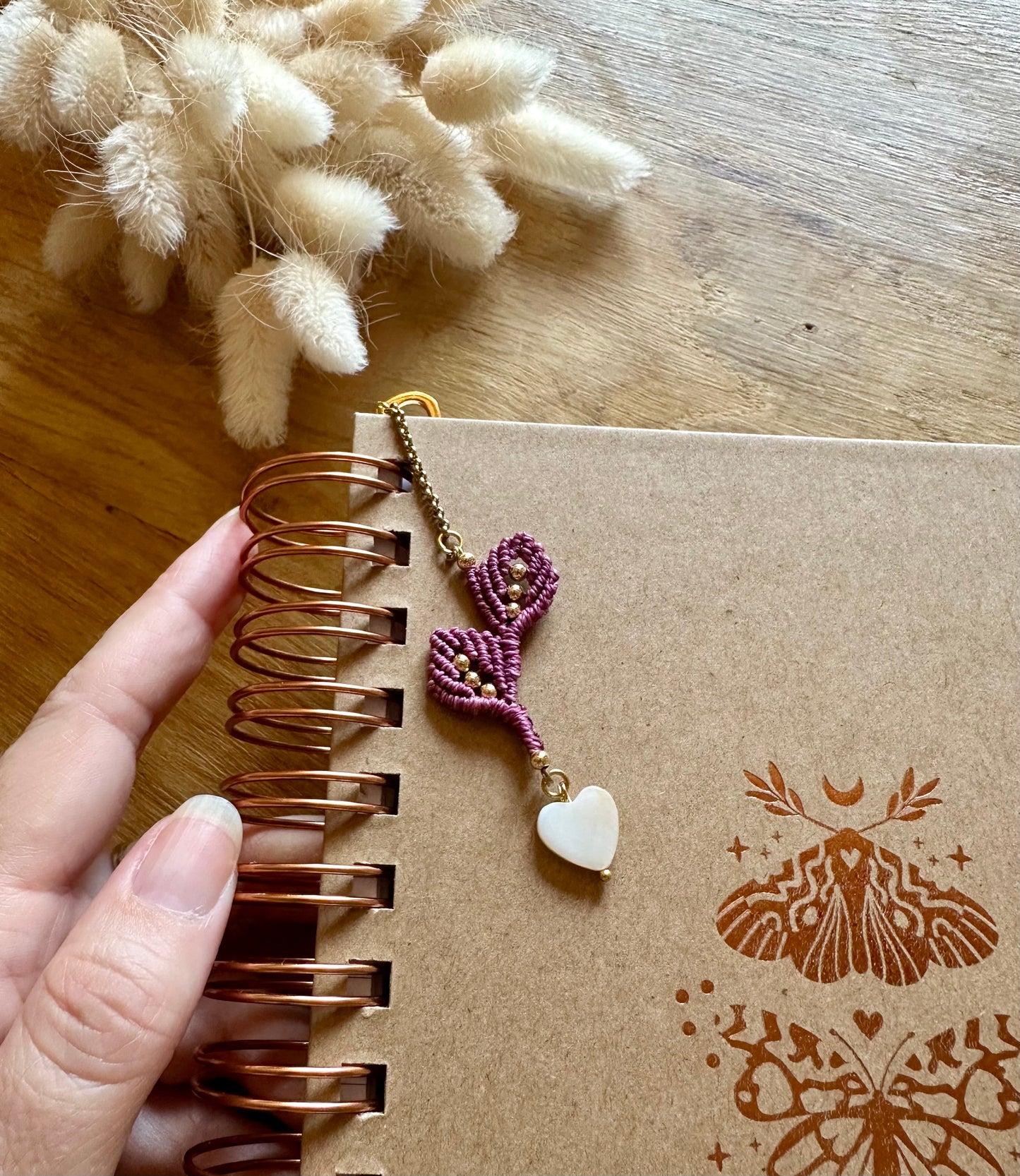 Marque-page en Micro-Macramé "Libris" | Feuillage Tissé & Pendentif Personnalisable
