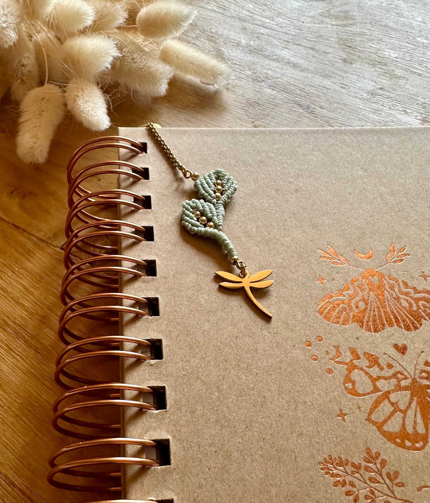 Marque-page en Micro-Macramé "Libris" | Feuillage Tissé & Pendentif Personnalisable