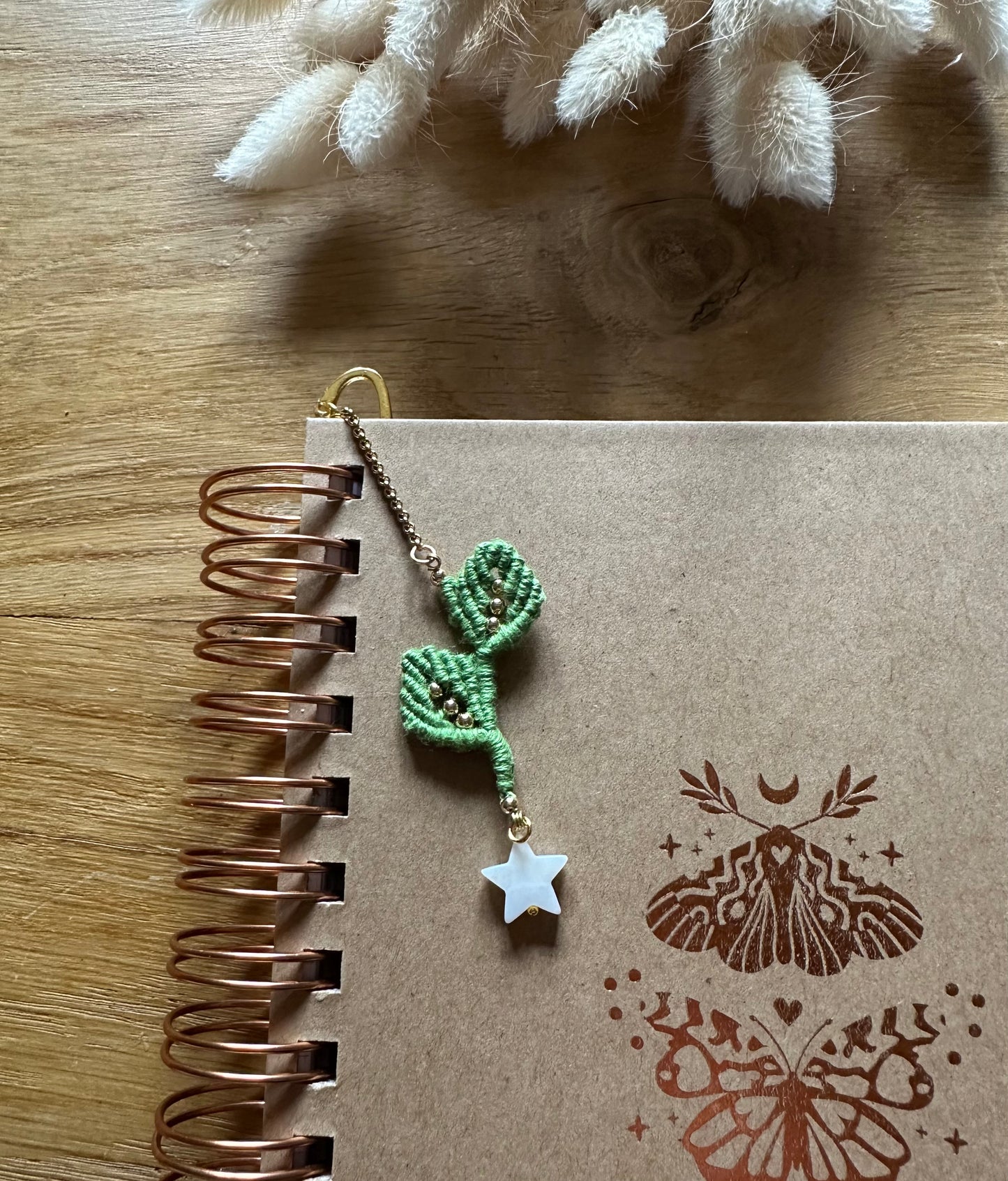 Marque-page en Micro-Macramé "Libris" | Feuillage Tissé & Pendentif Personnalisable