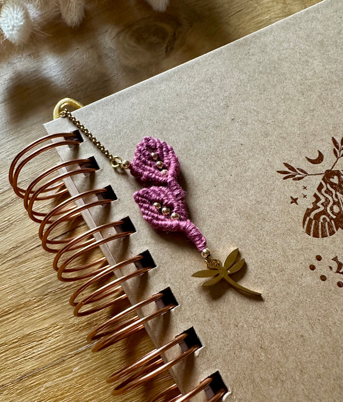 Marque-page en Micro-Macramé "Libris" | Feuillage Tissé & Pendentif Personnalisable