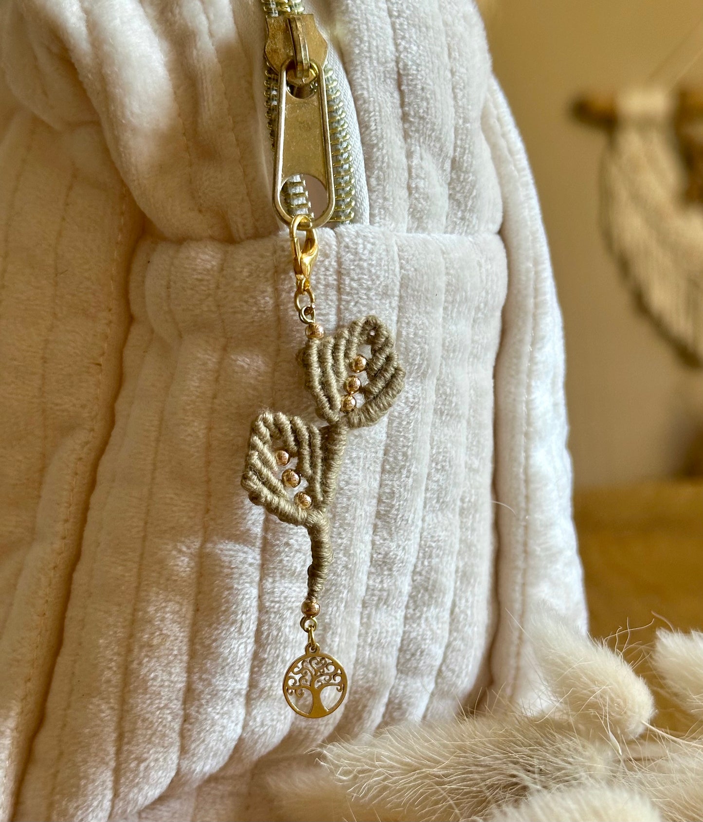 Charm bijou pour trousse carnet ou agenda micro macramé et breloque en acier inoxydable ou nacre. 9 coloris au choix.