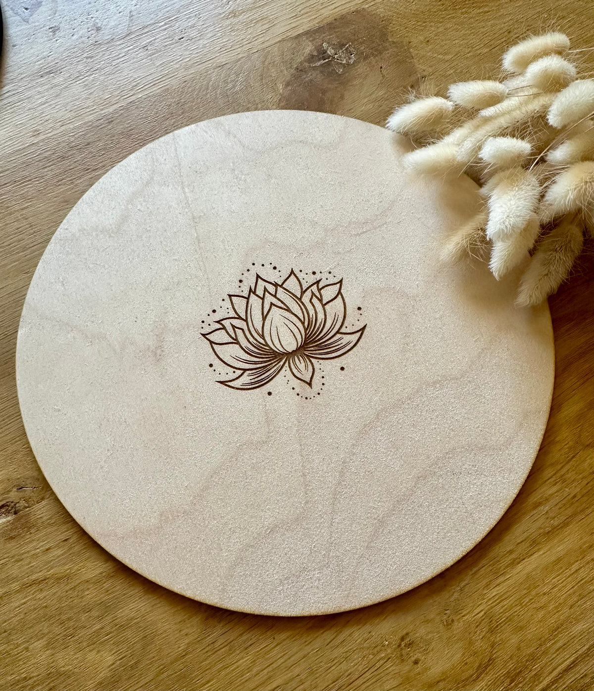 Fond - support en bois gravé pour décoration murale en macramé