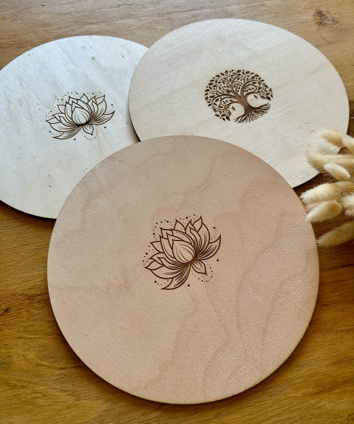 Fond - support en bois gravé pour décoration murale en macramé