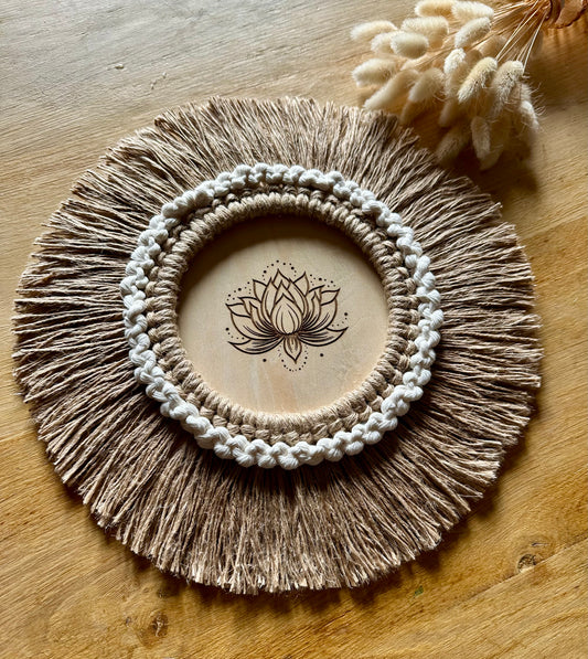 Décoration Murale « Ananda » en Macramé & Bois Gravé - (32 cm)