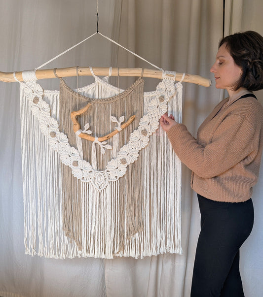 Tissage d'art artisanal Sylvaé | fleurs en macramé bois | pièce unique