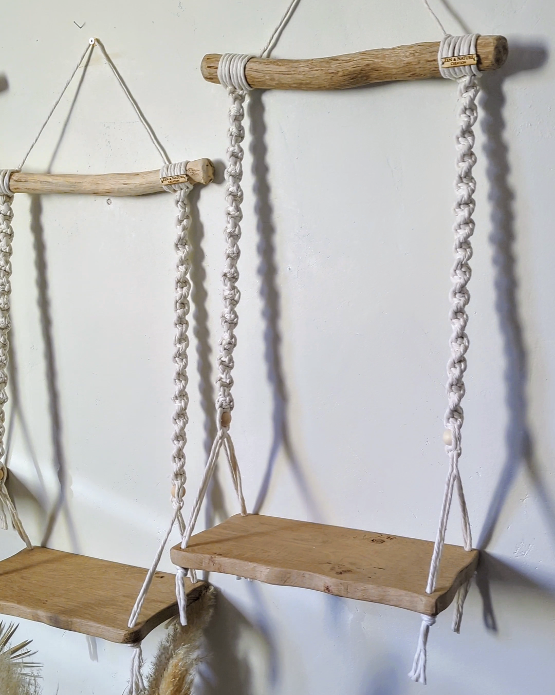 Balançoire à doudous décorative en macramé | Plateau chêne massif | Fabrication artisanale