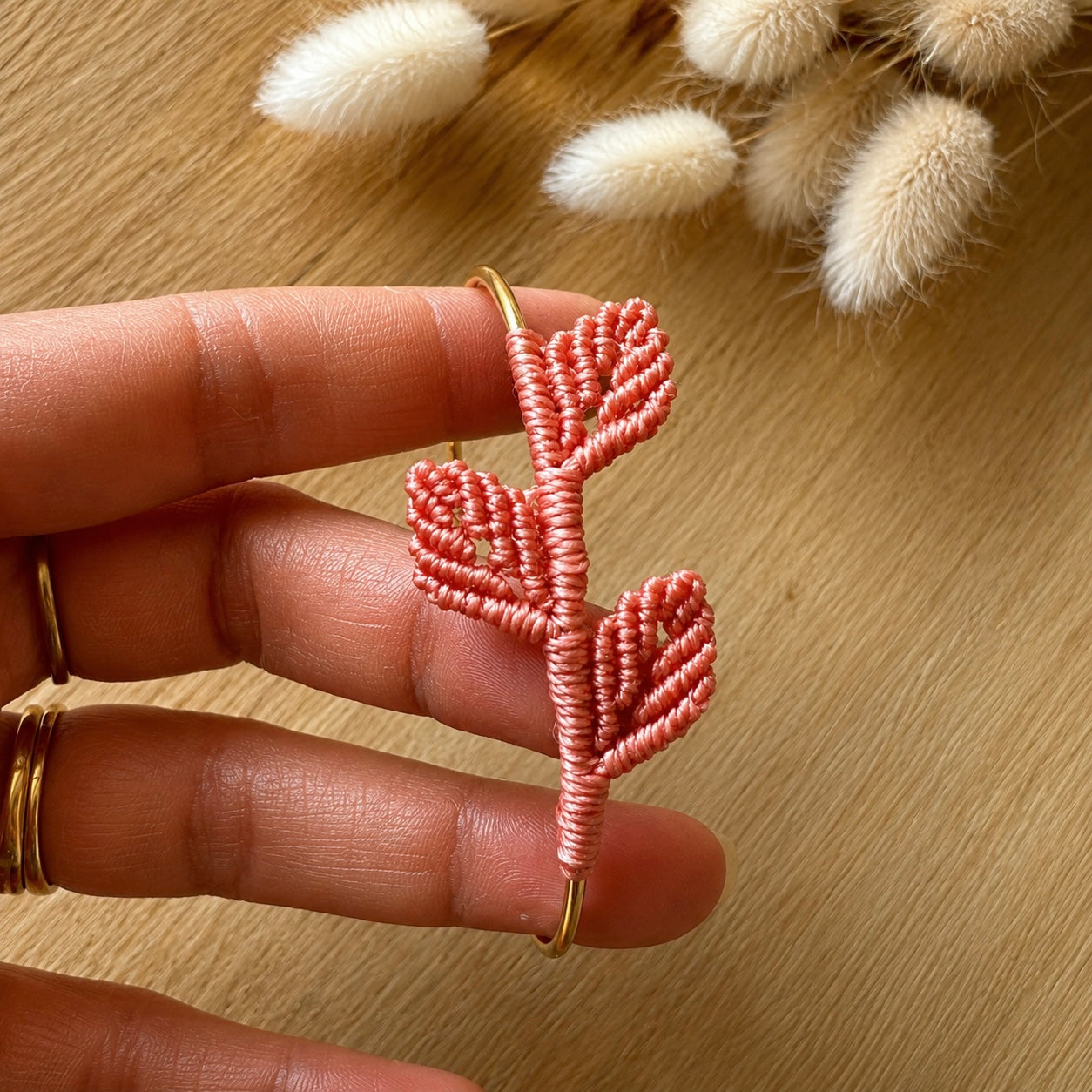 Bracelet jonc rigide en acier inoxydable avec tissage trois feuilles en micromacramé terracotta.