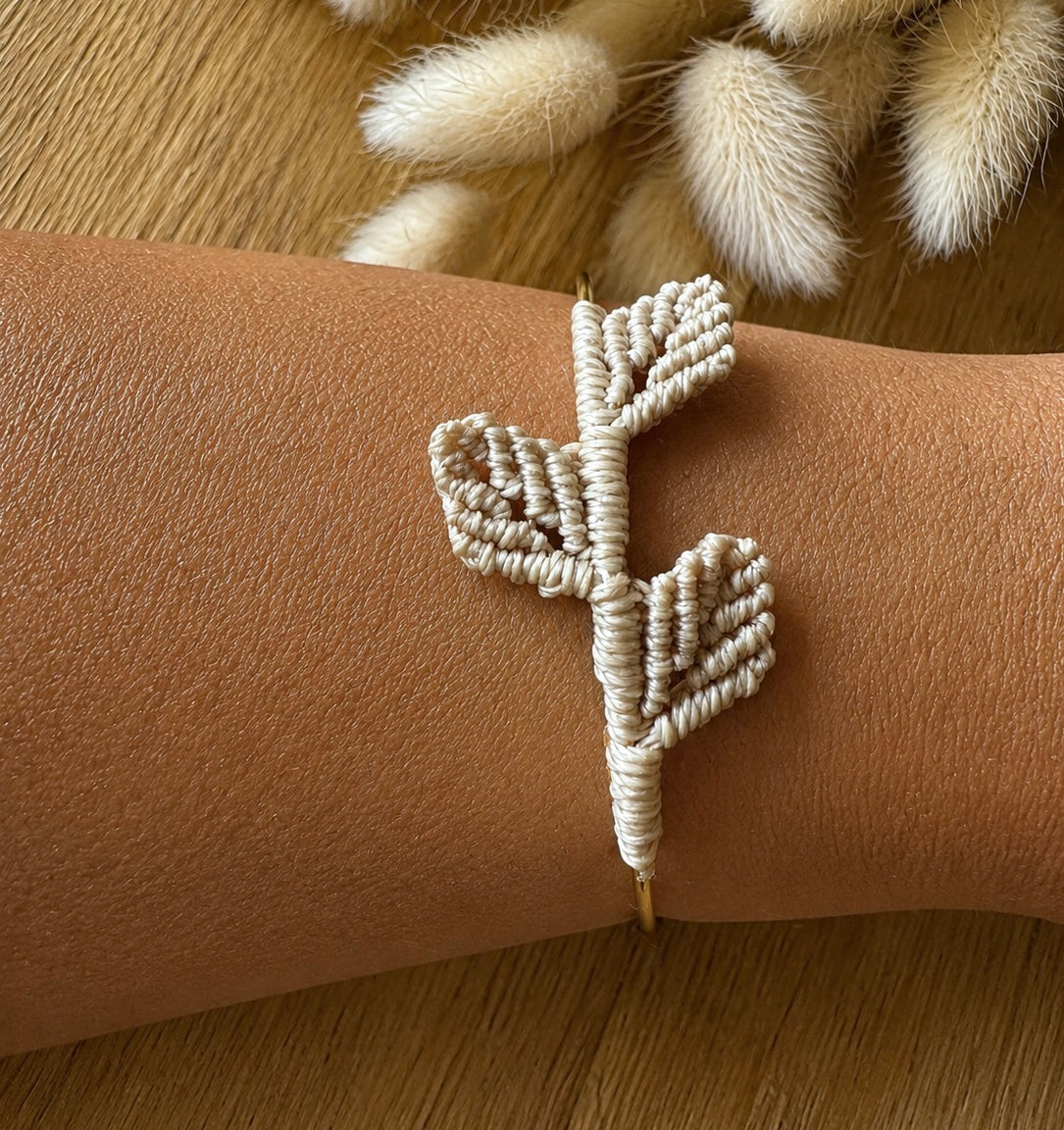 Bracelet jonc rigide en acier inoxydable avec tissage trois feuilles en micromacramé.