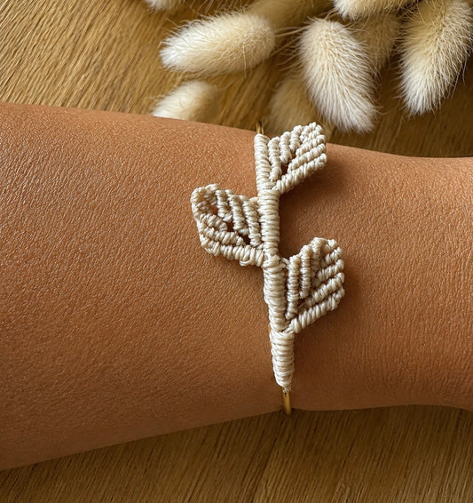 Bracelet jonc rigide en acier inoxydable avec tissage trois feuilles en micromacramé.