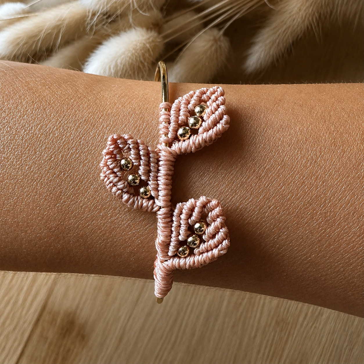 Bijou artisanal en macramé couleur miel et jonc doré en acier inoxydable pour femme.
